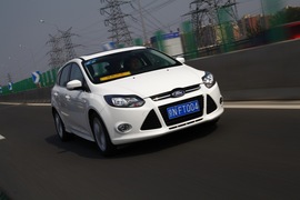 2012款福特福克斯两厢2.0L自动试驾实拍