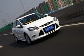 2012款福特福克斯两厢2.0L自动试驾实拍
