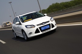 2012款福特福克斯两厢2.0L自动试驾实拍