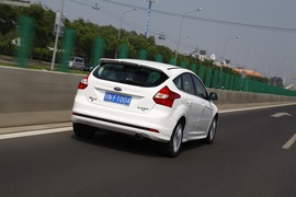 2012款福特福克斯两厢2.0L自动试驾实拍