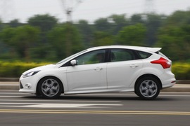 2012款福特福克斯两厢2.0L自动试驾实拍