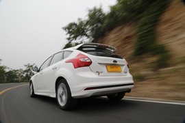 2012款福特福克斯两厢2.0L自动试驾实拍