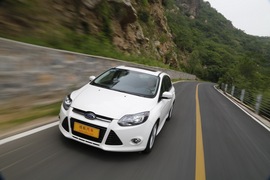 2012款福特福克斯两厢2.0L自动试驾实拍