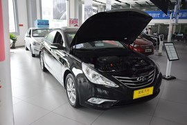 2014款现代索纳塔八2.4L自动领先版