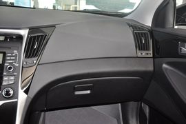 2014款现代索纳塔八2.4L自动领先版