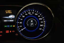 2014款现代索纳塔八2.4L自动领先版