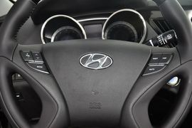 2014款现代索纳塔八2.4L自动领先版