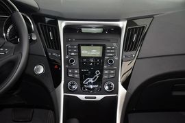 2014款现代索纳塔八2.4L自动领先版