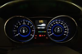 2014款现代索纳塔八2.4L自动领先版