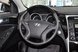 2014款现代索纳塔八2.4L自动领先版