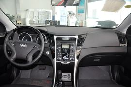 2014款现代索纳塔八2.4L自动领先版