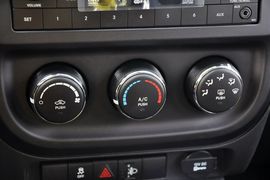2014款Jeep指南者2.0L两驱进取版