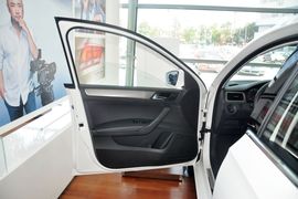 2015款大众全新桑塔纳1.6L自动舒适版