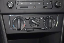 2015款大众全新桑塔纳1.6L自动舒适版