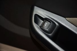 2012款福特福克斯三厢1.6L自动舒适型