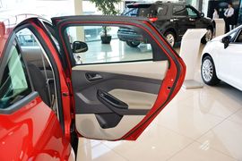 2012款福特福克斯三厢1.6L自动舒适型