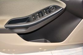 2012款福特福克斯三厢1.6L自动舒适型