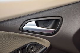 2012款福特福克斯三厢1.6L自动舒适型