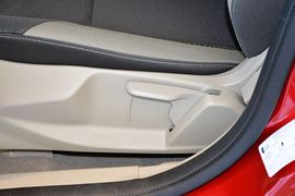 2012款福特福克斯三厢1.6L自动舒适型