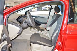 2012款福特福克斯三厢1.6L自动舒适型