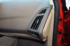 2012款福特福克斯三厢1.6L自动舒适型