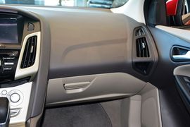 2012款福特福克斯三厢1.6L自动舒适型