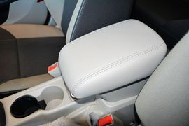 2012款福特福克斯三厢1.6L自动舒适型