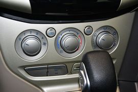 2012款福特福克斯三厢1.6L自动舒适型