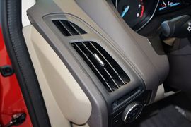 2012款福特福克斯三厢1.6L自动舒适型
