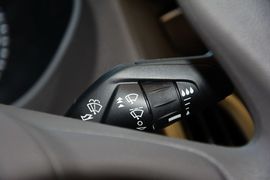2012款福特福克斯三厢1.6L自动舒适型