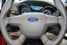 2012款福特福克斯三厢1.6L自动舒适型