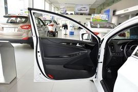 2014款现代索纳塔八2.4L自动豪华版