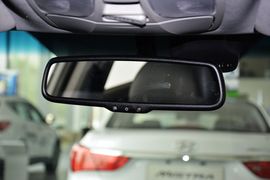 2014款现代索纳塔八2.4L自动豪华版