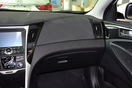 2014款现代索纳塔八2.4L自动豪华版