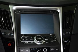 2014款现代索纳塔八2.4L自动豪华版