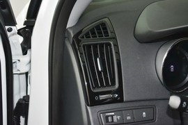 2014款现代索纳塔八2.4L自动豪华版