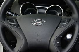 2014款现代索纳塔八2.4L自动豪华版