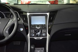 2014款现代索纳塔八2.4L自动豪华版