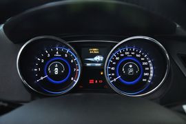 2014款现代索纳塔八2.4L自动豪华版