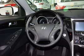 2014款现代索纳塔八2.4L自动豪华版