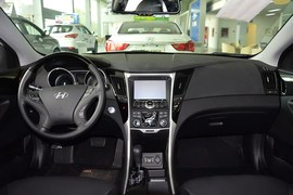 2014款现代索纳塔八2.4L自动豪华版