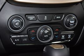   2014款Jeep自由光2.4L都市版
