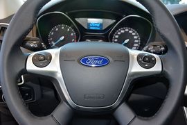 2012款福特福克斯1.6L自动风尚型