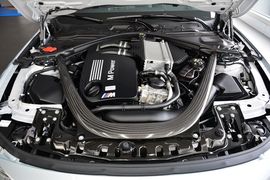 2014款宝马M4双门轿跑车