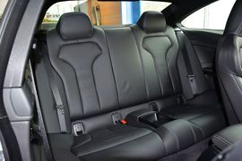 2014款宝马M4双门轿跑车