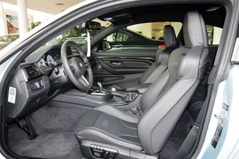 2014款宝马M4双门轿跑车