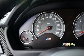 2014款宝马M4双门轿跑车