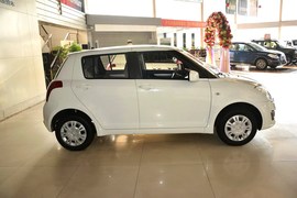 2013款铃木雨燕1.3L手动标准型