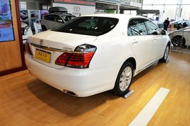 2012款丰田皇冠V6