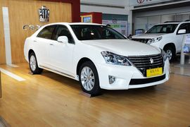 2012款丰田皇冠V6